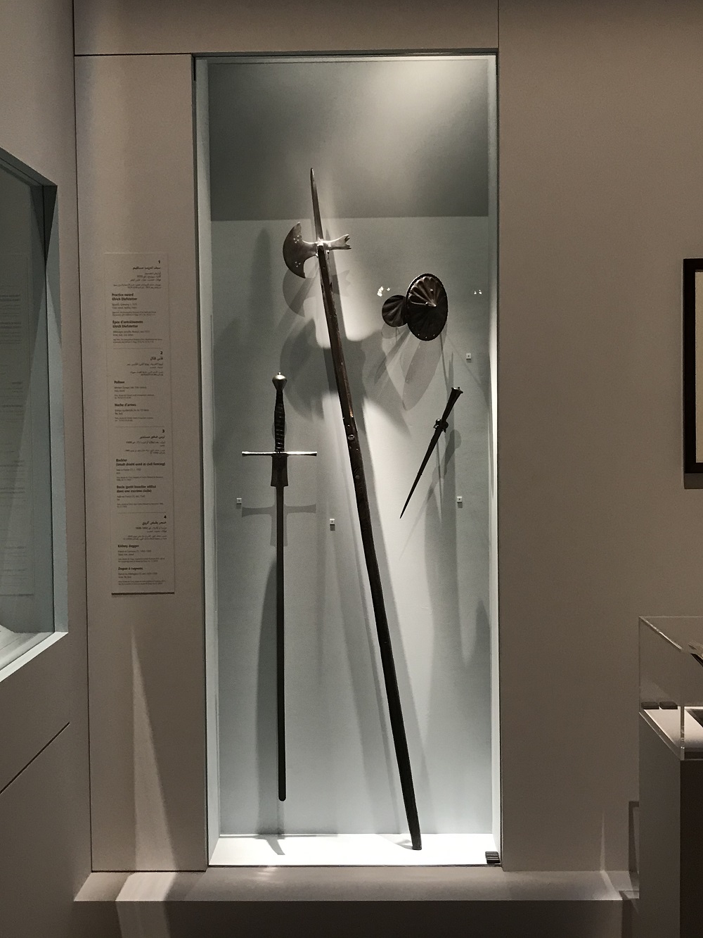 أسلحة الدفاع فى معرض الفروسية فى متحف اللوفر أبوظبى