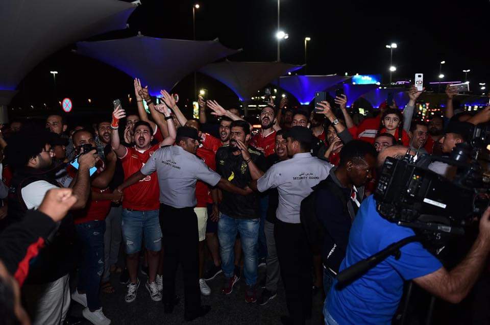 جماهير الاهلي تستقبل الفريق في مطار ابو ظبي