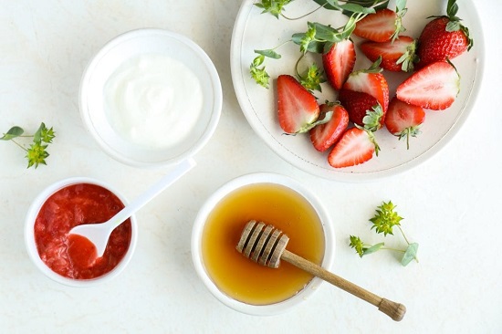 وصفات طبيعية للبشرة الجافة ـ وصفة العسل والفراولة