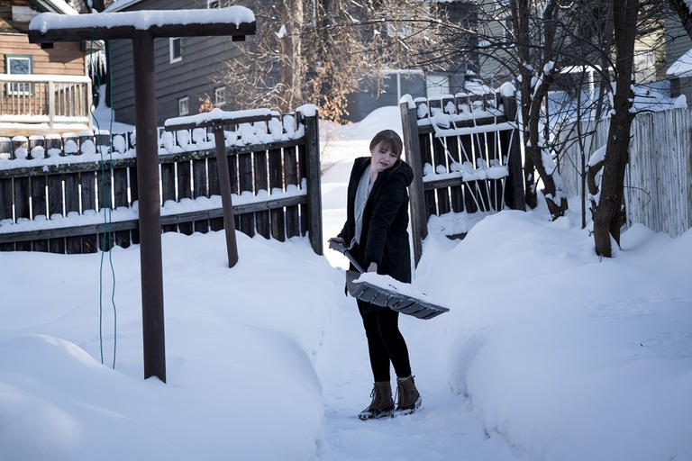 هايلي آن روكر تجرف الجليد أمام منزلها