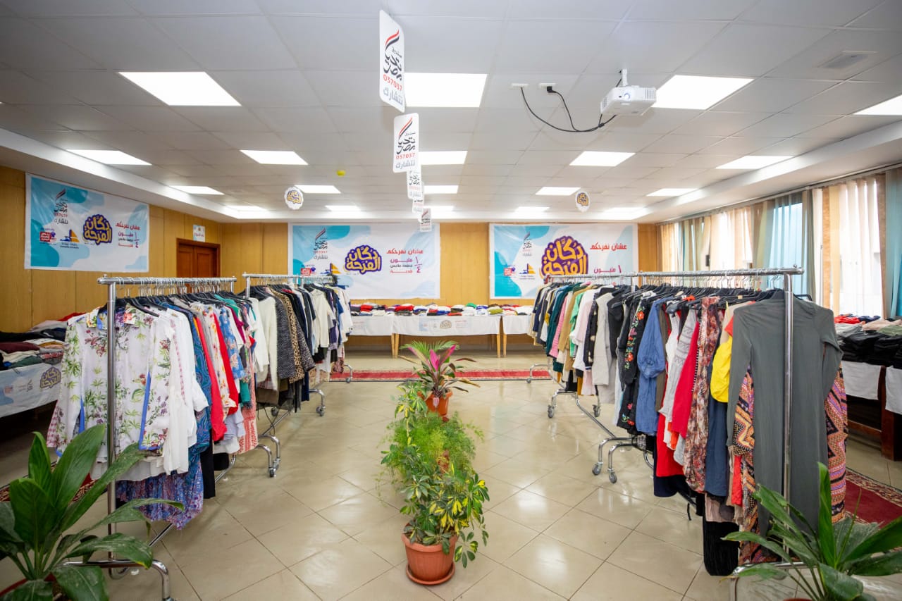 توزيع  15  ألف قطعة ملابس جديدة على طلاب  الأولى بالرعاية  بجامعة دمياط مجانا (3)