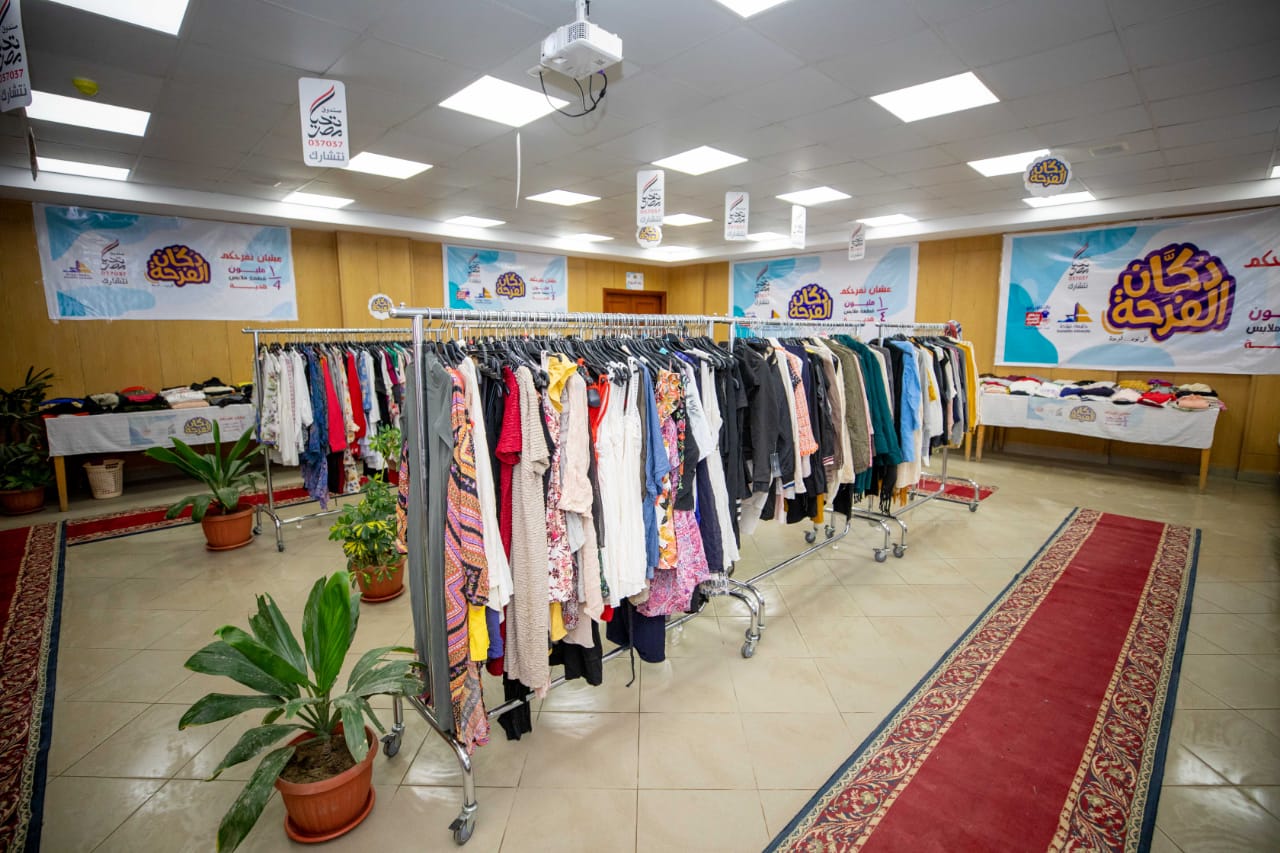 توزيع  15  ألف قطعة ملابس جديدة على طلاب  الأولى بالرعاية  بجامعة دمياط مجانا (4)