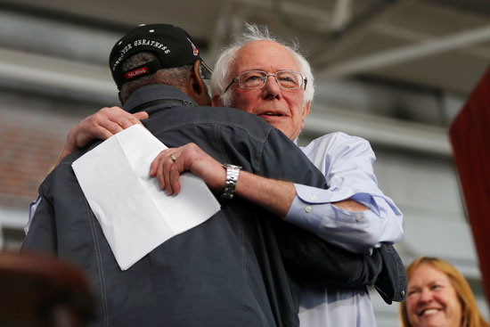 المرشح الديموقراطي للرئاسة الأمريكية السناتور بيرني ساندرز يحتضن الممثل داني جلوفر