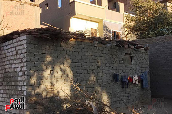 أسرة بسوهاج تطالب بإعادة بناء منزلهم (5)