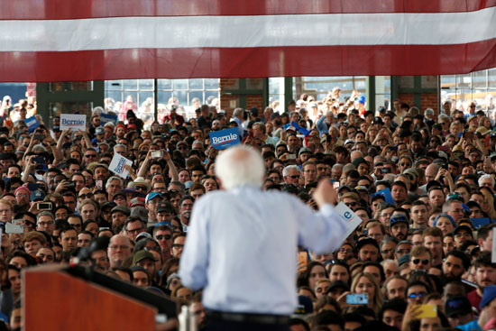 يلوح للجماهير