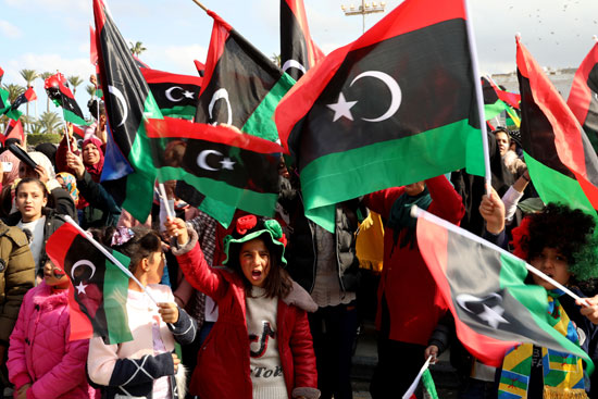 رفع الأعلام الليبية