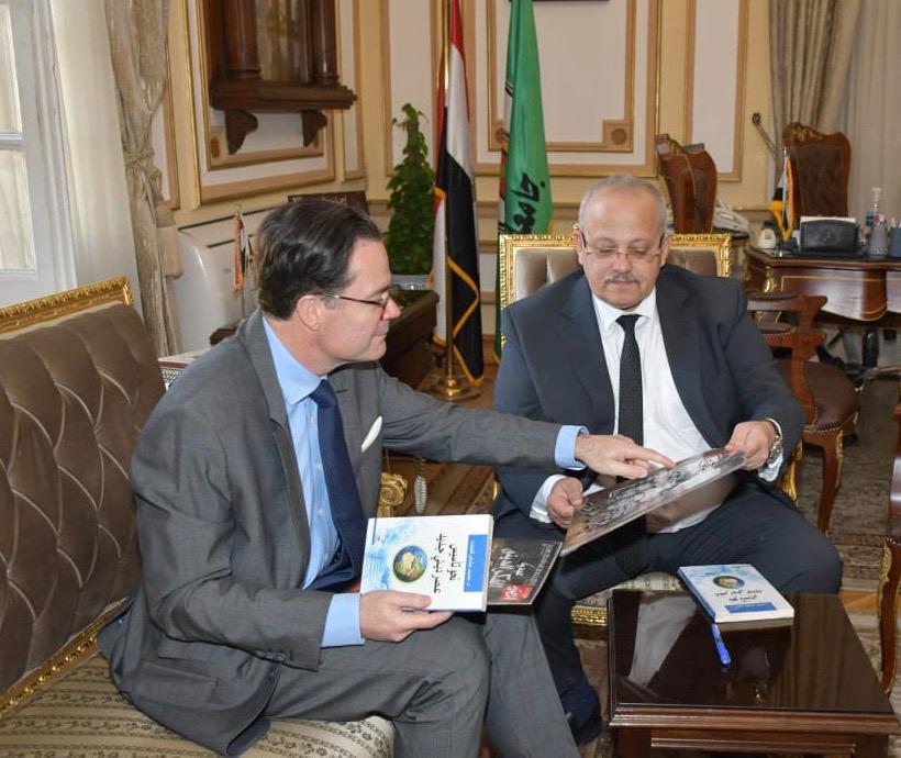 لقاء رئيس جامعة القاهرة والسفير الفرنسى بالقاهرة  (5)