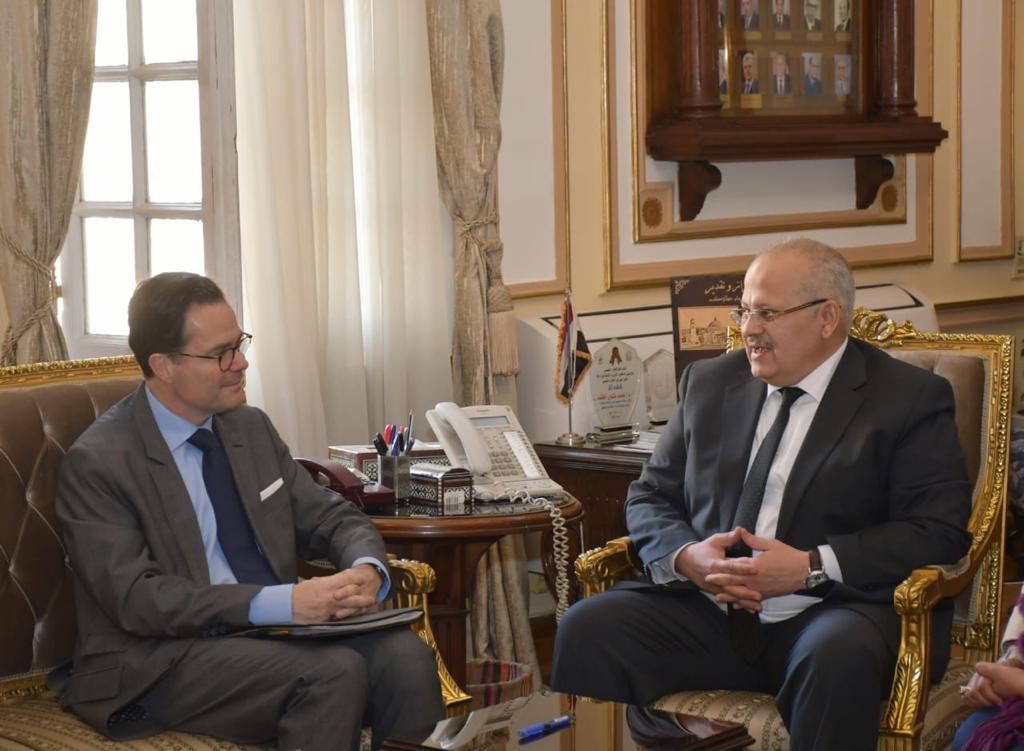 لقاء رئيس جامعة القاهرة والسفير الفرنسى بالقاهرة  (2)