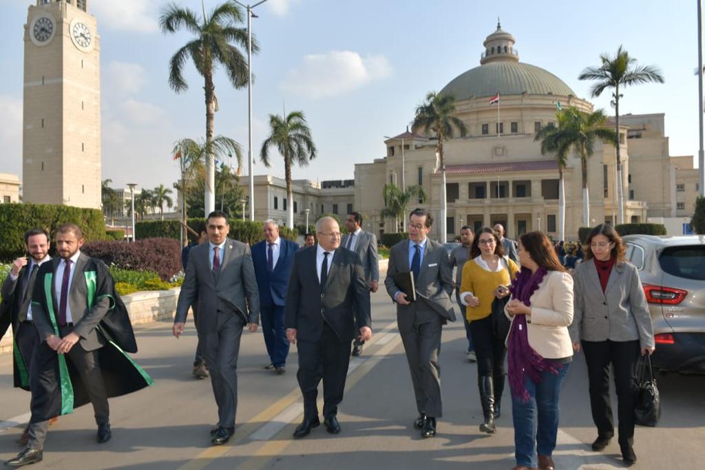 لقاء رئيس جامعة القاهرة والسفير الفرنسى بالقاهرة  (1)