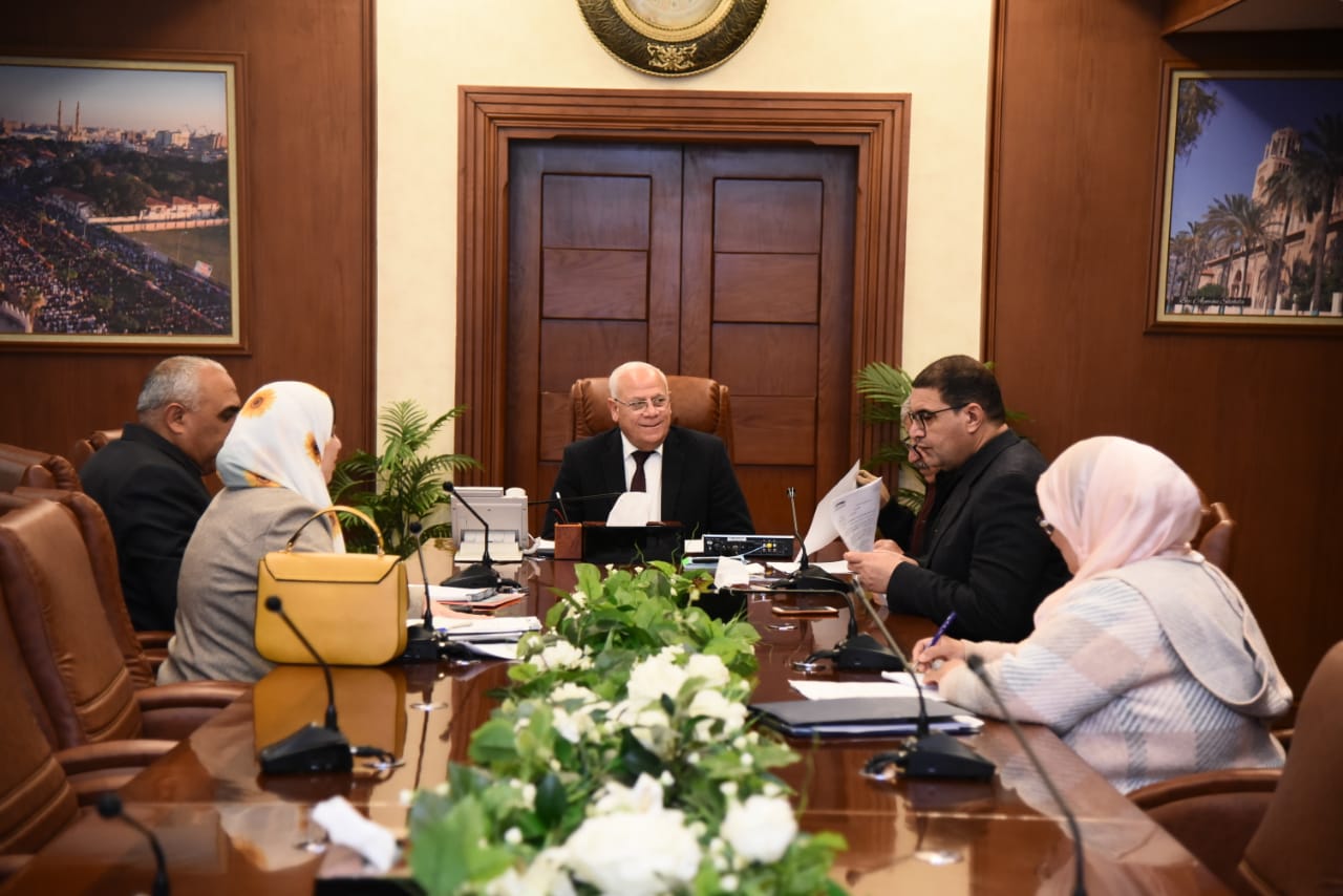 جانب من اجتماع محافظ بورسعيد (2)