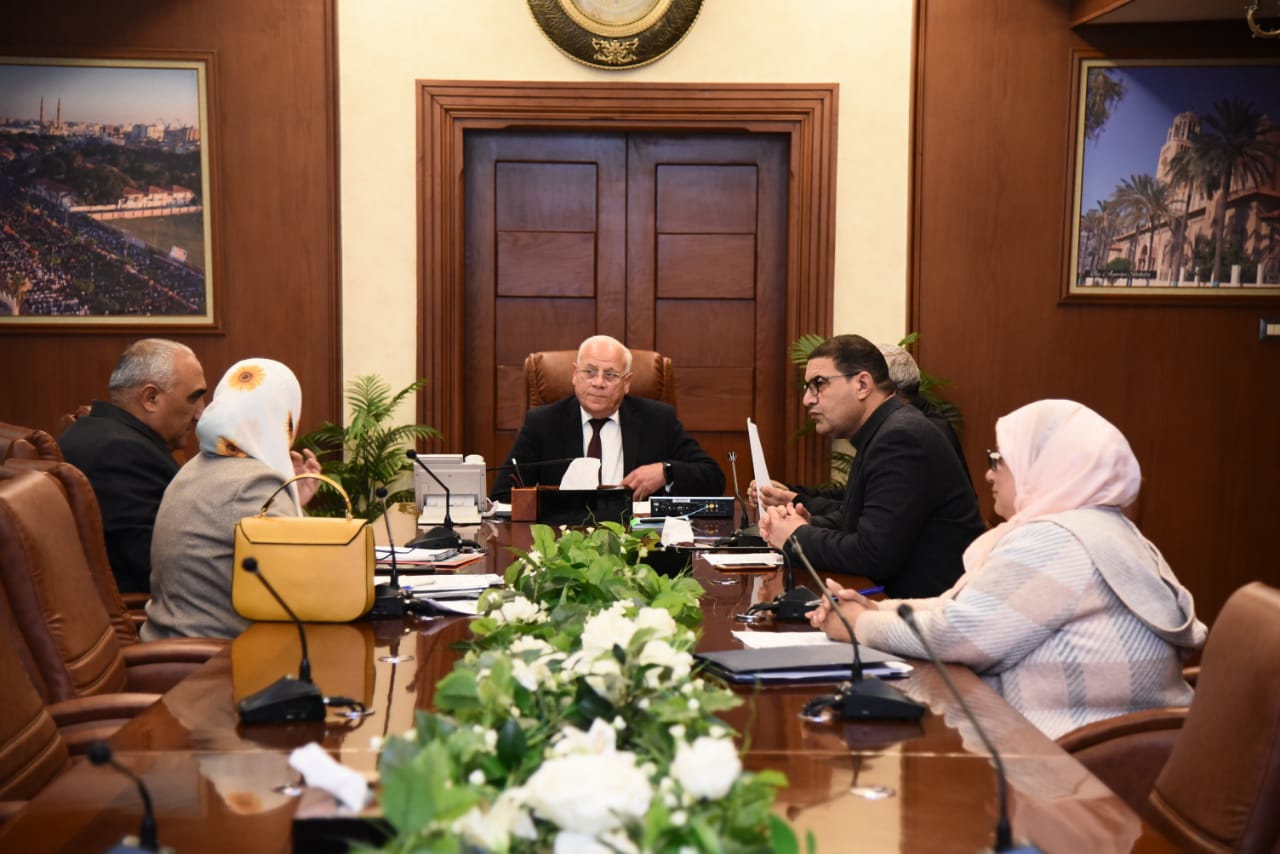 جانب من اجتماع محافظ بورسعيد (3)