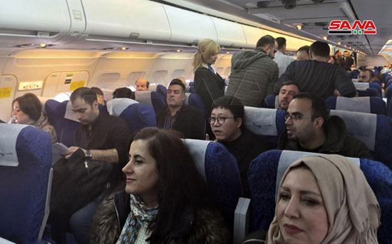 طائرة-تنقل-عدد-من-المسافرين-إلى-مطار-حلب-الدولى