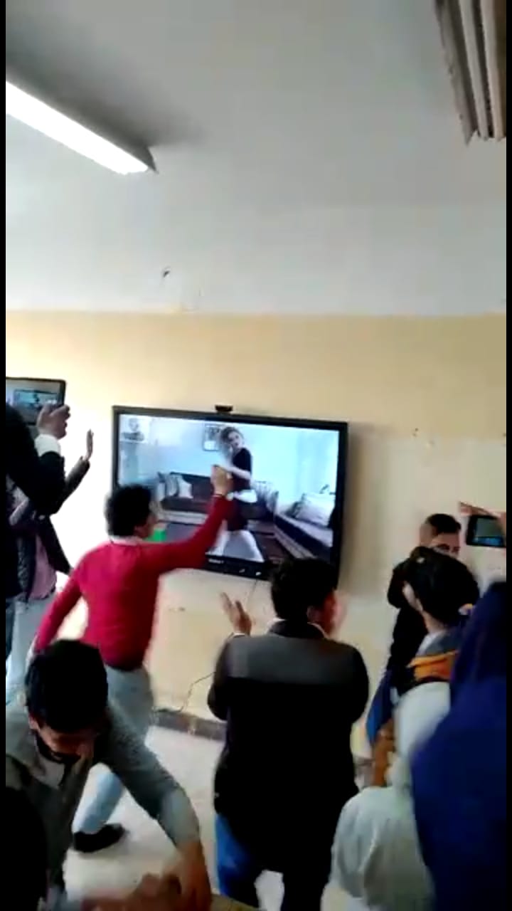 الطلاب يشاهدون الفيديو (1)