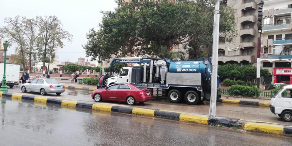 45 سيارة لرفع تراكمات مياه الأمطار بشوارع القليوبية (1)