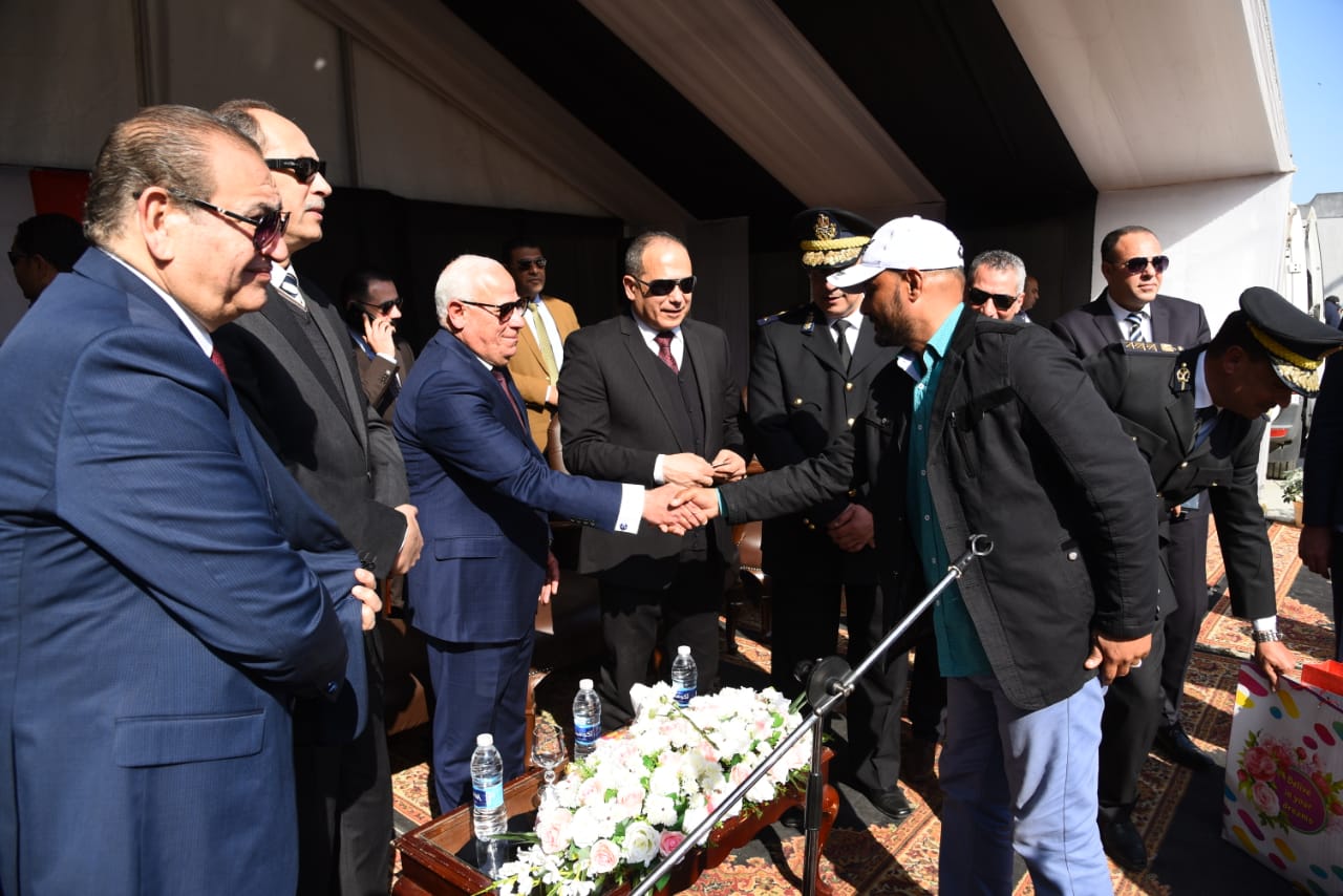 محافظ بورسعيد والقيادات الأمنية يفتتحون وحدة تراخيص الملاكي الجديدة بحى الضواحى صور اليوم السابع