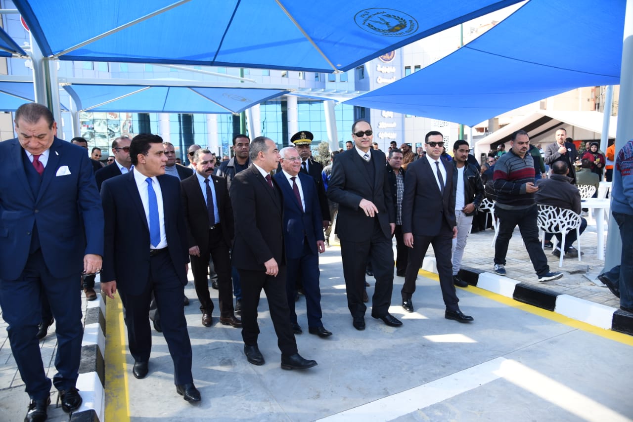 محافظ بورسعيد والقيادات الأمنية يفتتحون وحدة تراخيص الملاكي الجديدة بحى الضواحى (5)