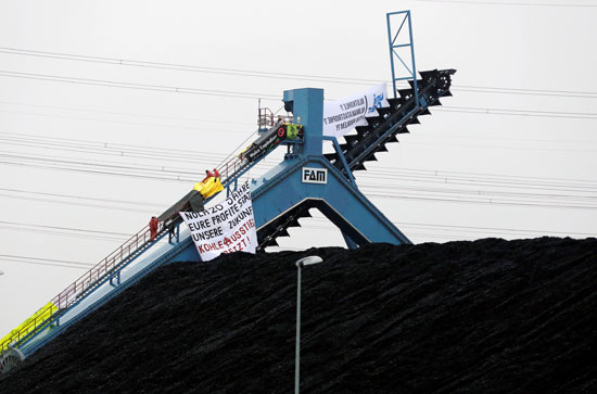 لافتات وضعها المناهضون للفحم داخل آلات التطوير داخل الشركة