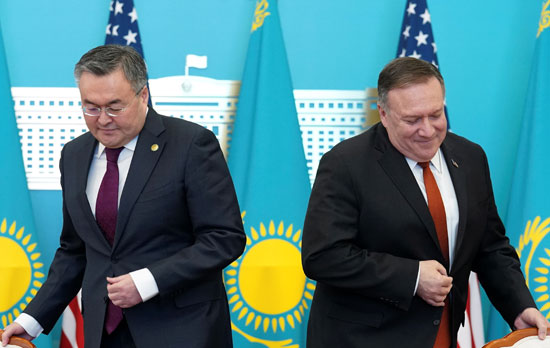 مايك بومبو يكسر سترته قبل عقد مؤتمر صحفي مشترك مع وزير الخارجية الكازاخستاني