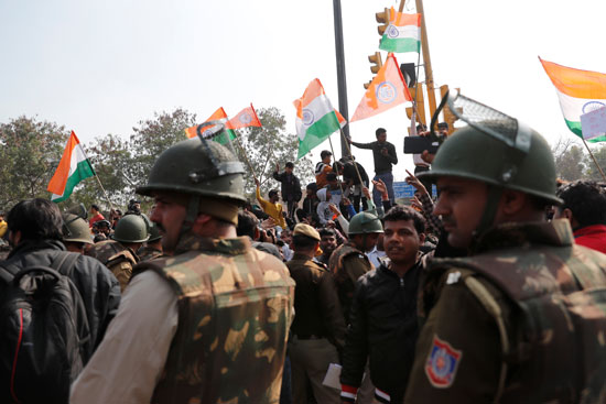الشرطة-الهندية-تحيط-بعدد-من-المتظاهرين
