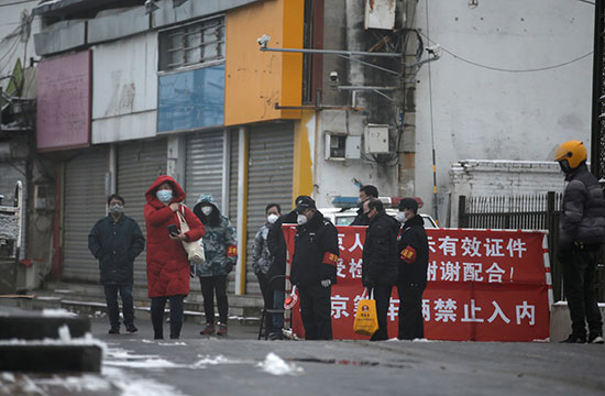 أفراد الأمن يقفون على مشارف قرية فى ضواحى بكين