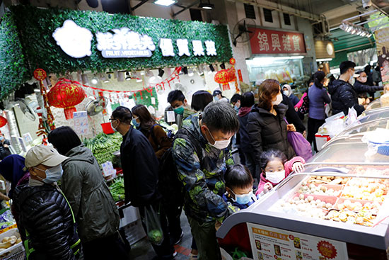 سكان هونج كونج بالأقنهة داخل الأسواق