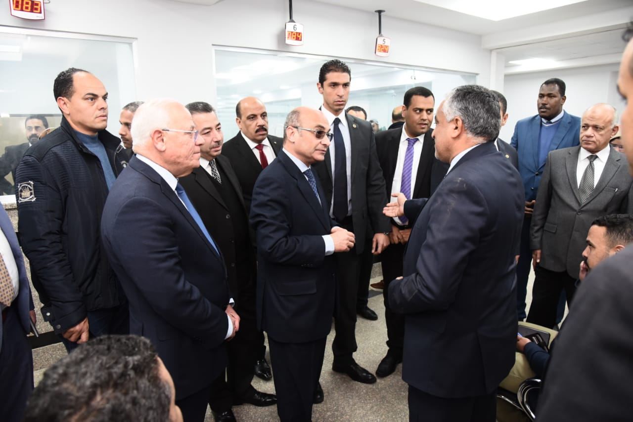  وزير العدل ومحافظ بورسعيد يتفقدان الشهر العقارى المطور (3)