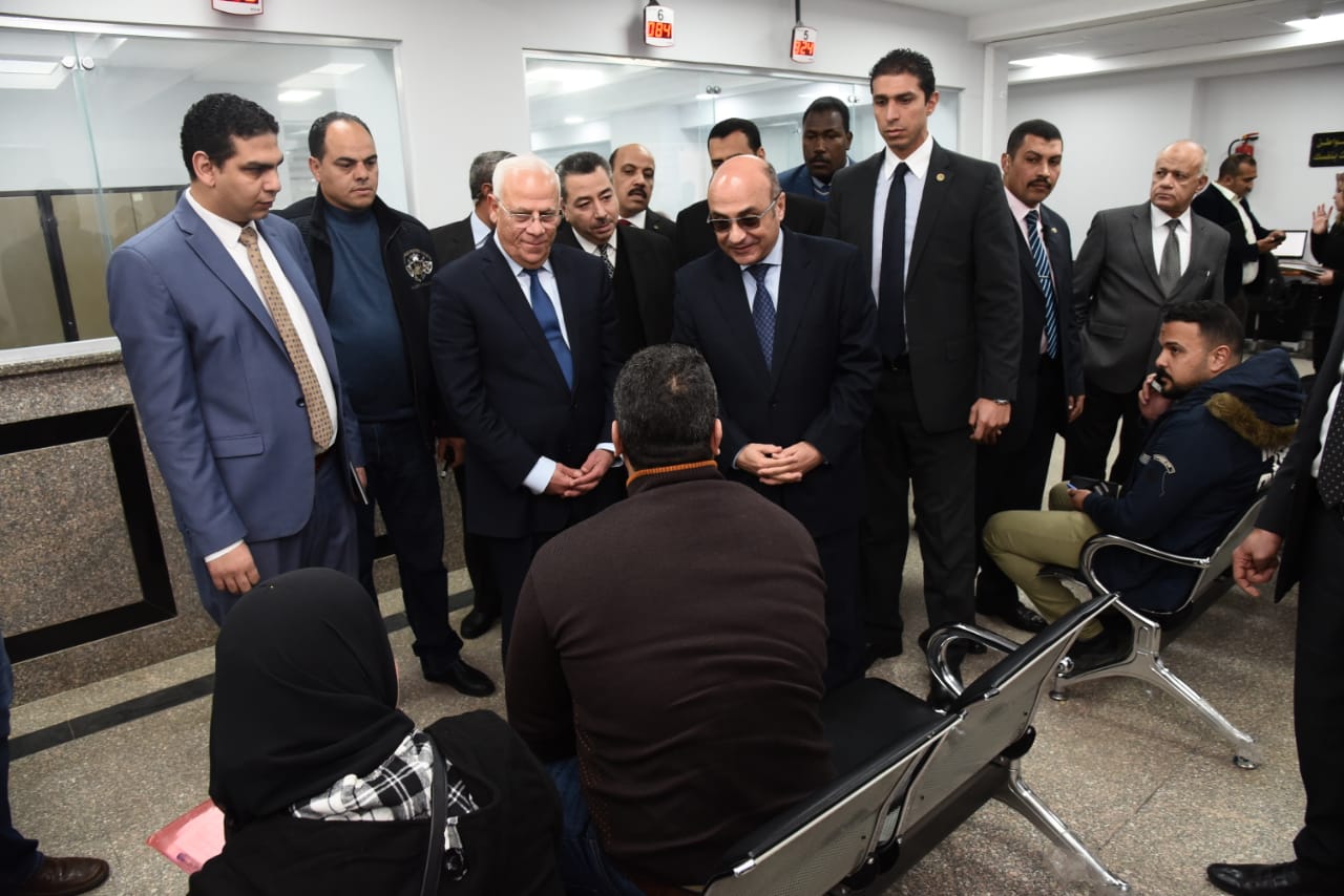 وزير العدل ومحافظ بورسعيد يتفقدان المركز التكنولوجى لخدمة المواطنين (3)