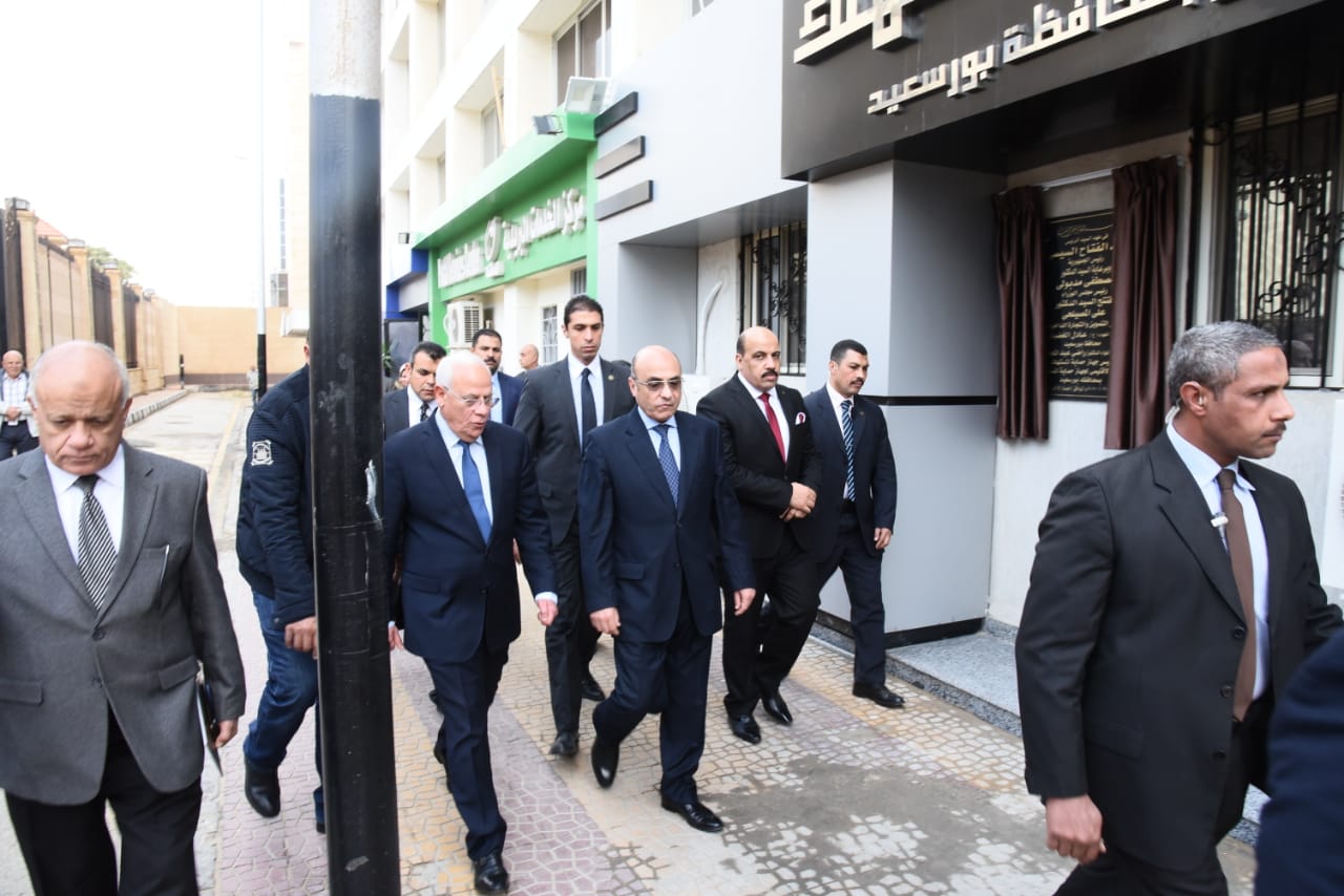  وزير العدل ومحافظ بورسعيد يتفقدان الشهر العقارى المطور (1)