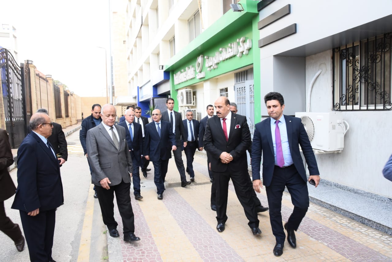  وزير العدل ومحافظ بورسعيد يتفقدان الشهر العقارى المطور (4)