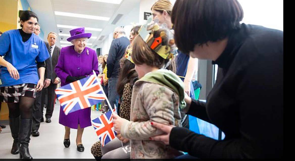 زيارة الملكة اليزابيث لمستشفى فى لندن