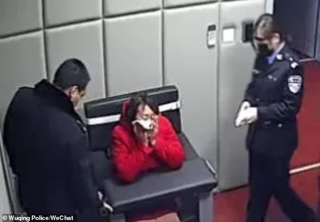 صينية في حالة سكر تبلغ الشرطة 16 مرة وتزعم إصابة صديقها بكورونا.. اعرف السبب؟   (1)