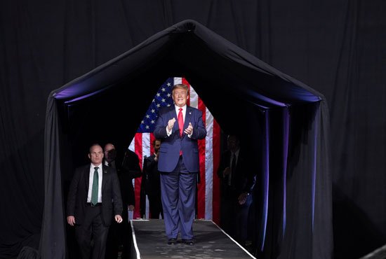الرئيس الأمريكي دونالد ترامب يعقد حملة انتخابية في فينيكس