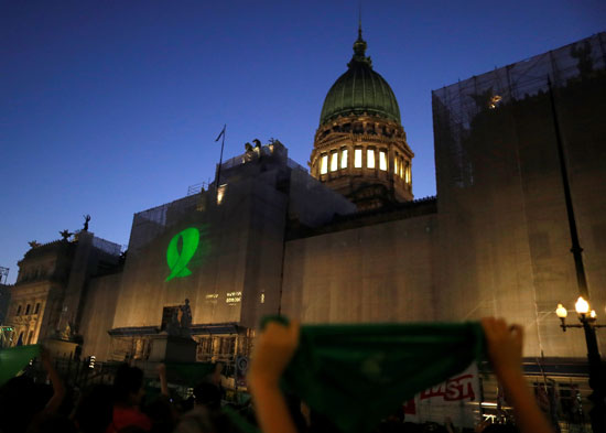 يتم عرض صورة الشريط الأخضر على جانب الكونجرس الأرجنتينى