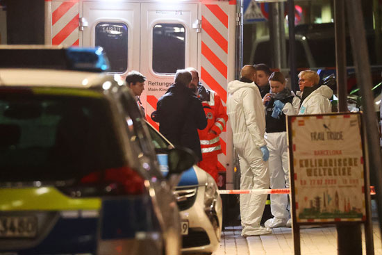 ينظر خبراء الطب الشرعي خارج الملهى الليلى بعد إطلاق النار في هاناو بالقرب من فرانكفورت