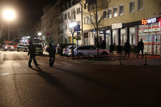 ضباط الشرطة يؤمنون المنطقة بعد إطلاق النار في هاناو بالقرب من فرانكفورت