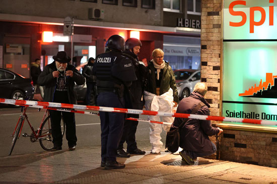 خبراء الطب الشرعي يعملون في المنطقة بعد إطلاق النار في هاناو بالقرب من فرانكفورت