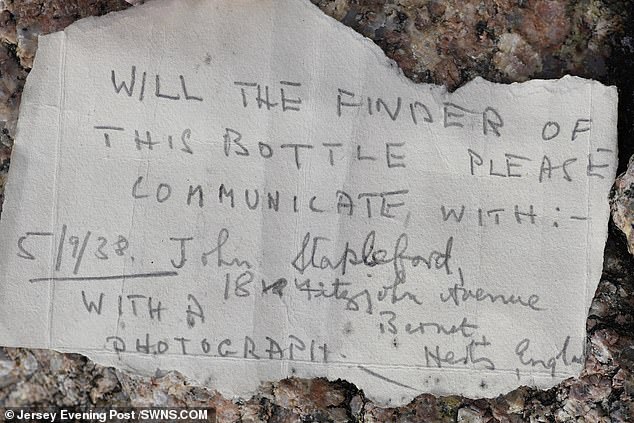 رسالة فى زجاجة من 82 عاما تطلب من يجدها أرسالها إلى عنوان بداخلها (2)