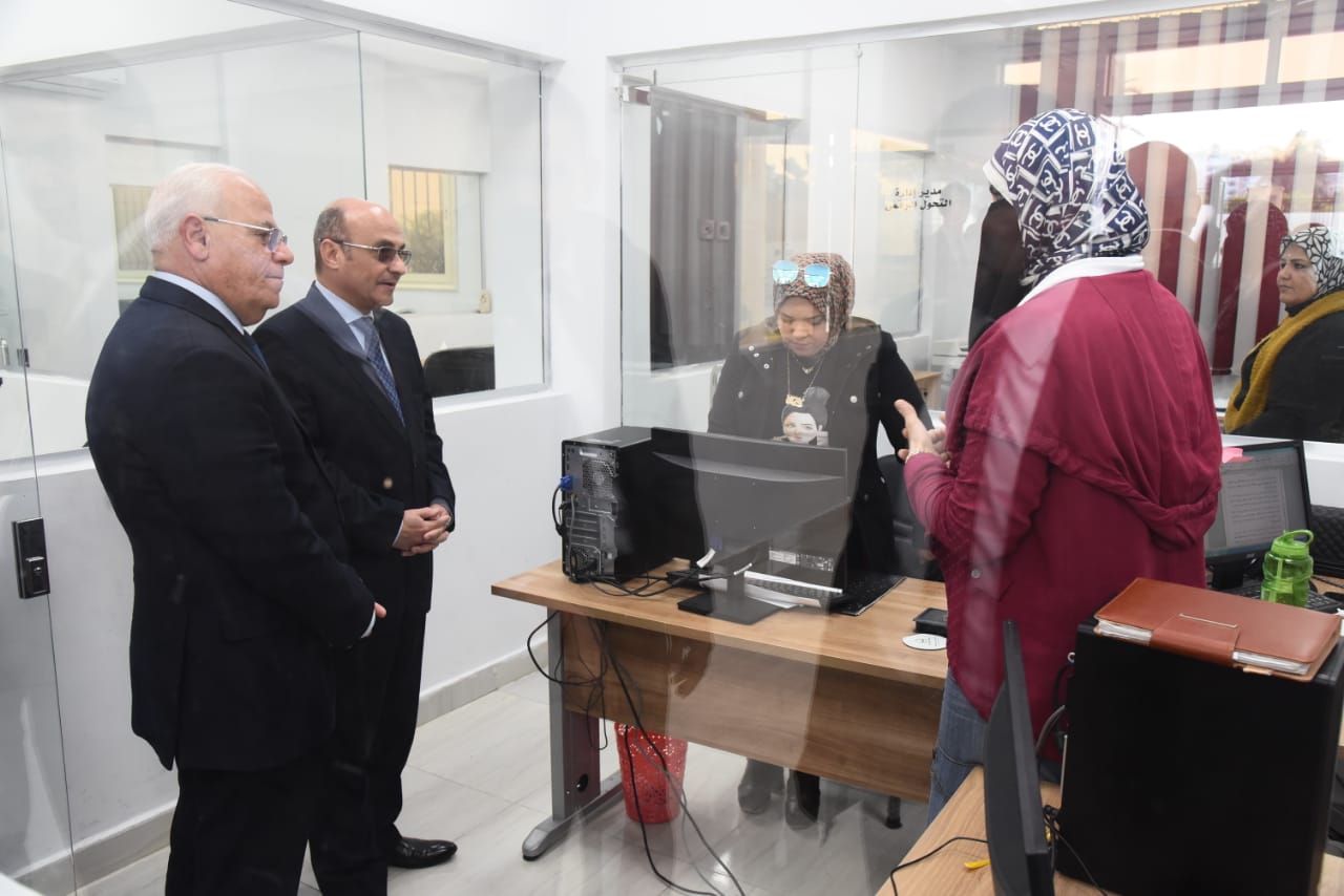 وزير العدل ومحافظ بورسعيد يتفقدان المركز التكنولوجى لخدمة المواطنين (5)