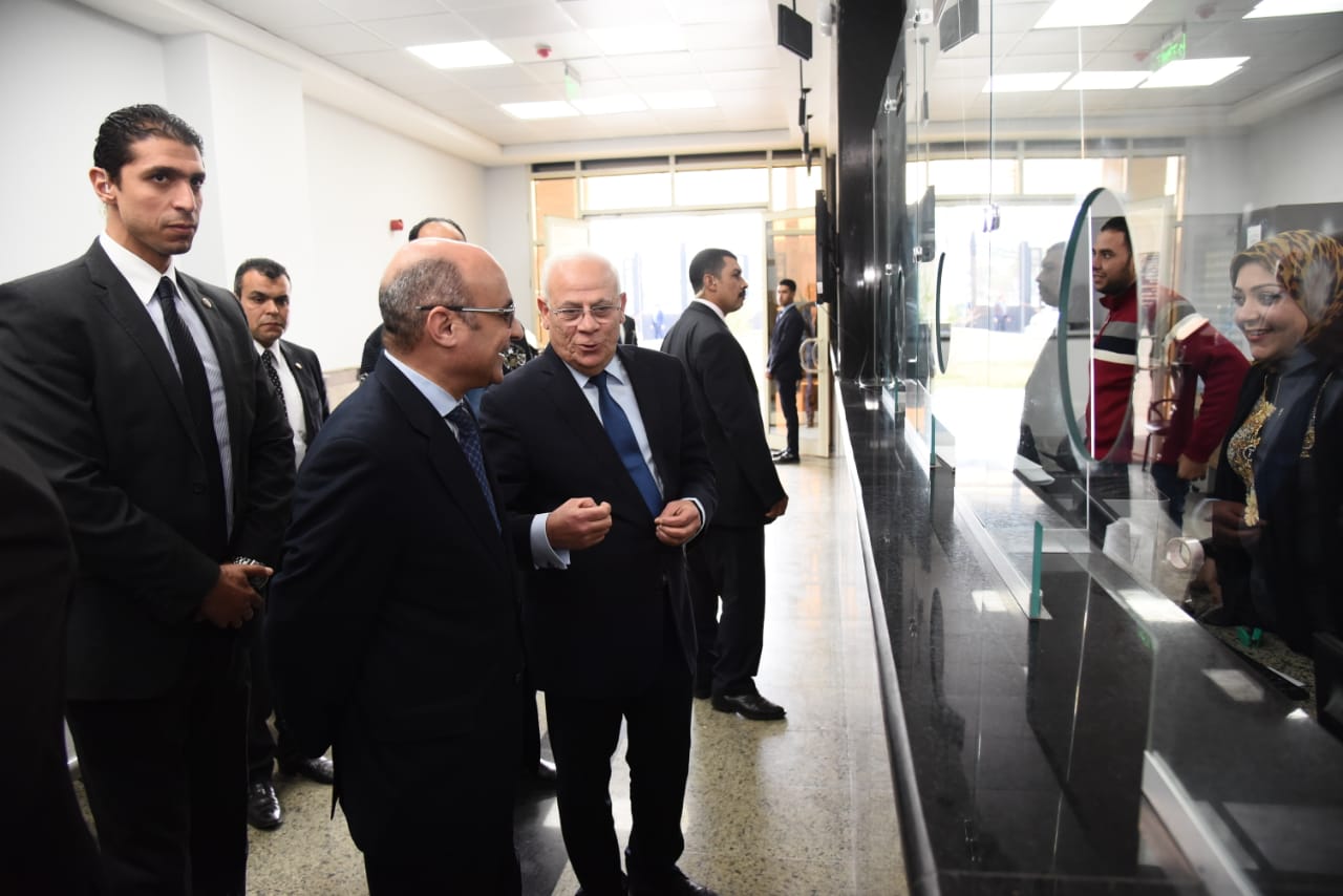 وزير العدل ومحافظ بورسعيد يتفقدان المركز التكنولوجى لخدمة المواطنين (1)
