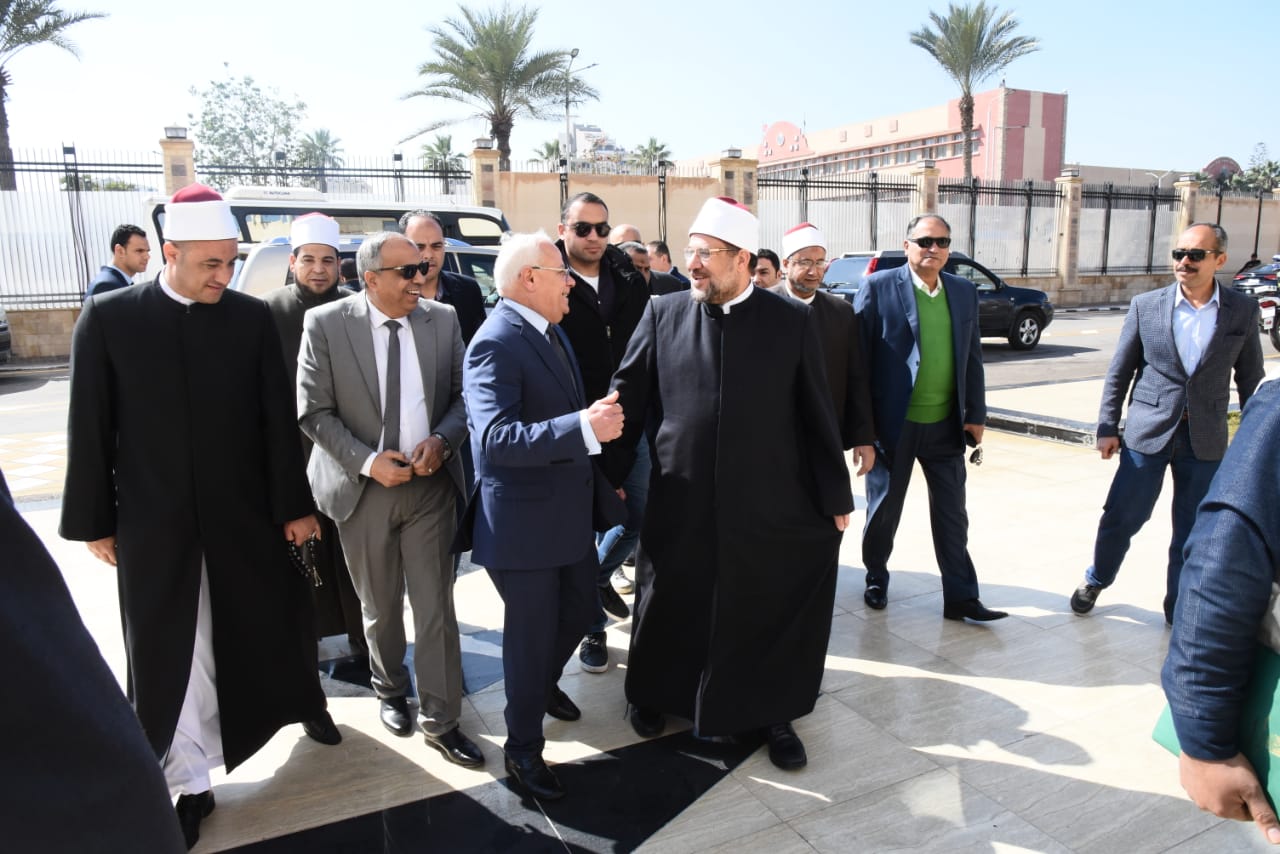 محافظ بورسعيد يستقبل الدكتورمحمد مختار جمعة، وزير الأوقاف (1)