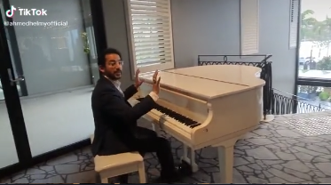 احمد حلمى على البيانو