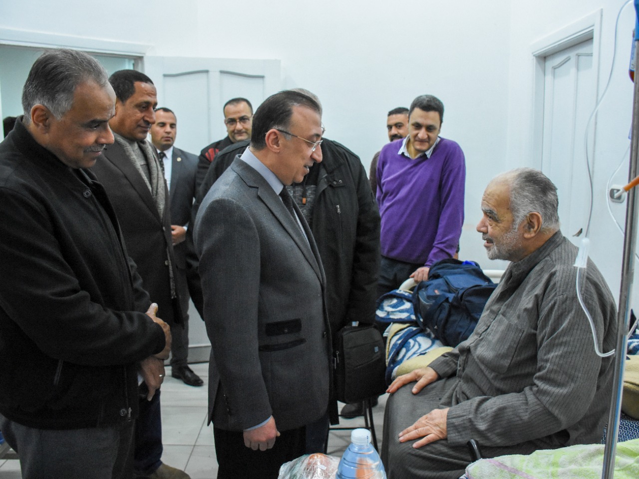محافظ الإسكندرية خلال زيارته لمستشفي جمال عبد الناصر (2)