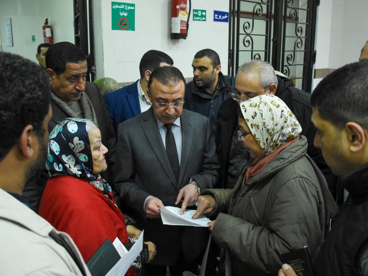 محافظ الإسكندرية خلال زيارته لمستشفي جمال عبد الناصر (4)