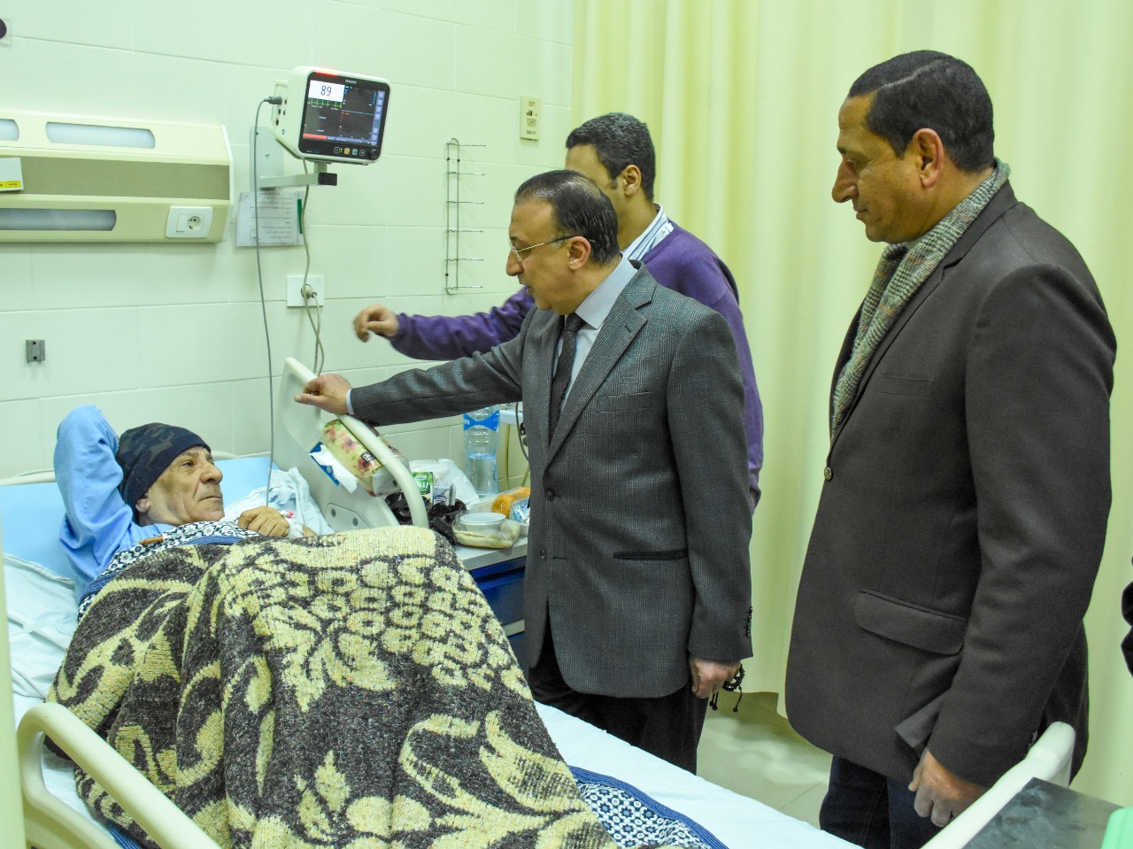 محافظ الإسكندرية خلال زيارته لمستشفي جمال عبد الناصر (1)