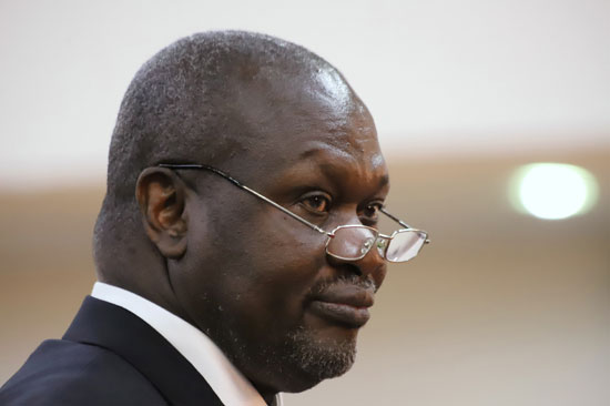 النائب الأول لرئيس جنوب السودان ريك مشار يؤدي اليمين الدستورية في دار الدولة في جوبا