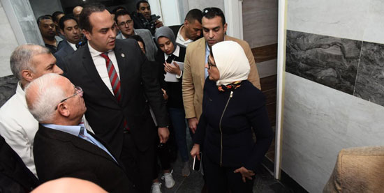 وزيرة الصحة ومحافظ بورسعيد يتفقدان مستشفى المبرة (3)