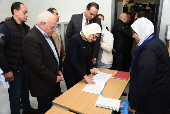 وزيرة الصحة ومحافظ بورسعيد يتفقدان مستشفى المبرة (7)