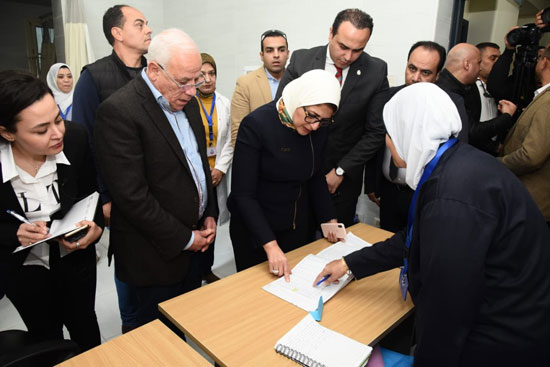 وزيرة الصحة ومحافظ بورسعيد يتفقدان مستشفى المبرة (9)