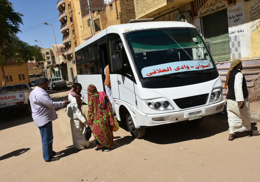 تخصيص أتوبيس لتوفير خدمات النقل لأهالى قرية العلاقى (4)
