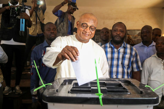 زعيم المعارضة والمرشح الرئاسي لحزب المؤتمر الوطني الأفريقي يدلي بصوته أثناء الانتخابات الرئاسية في لومي